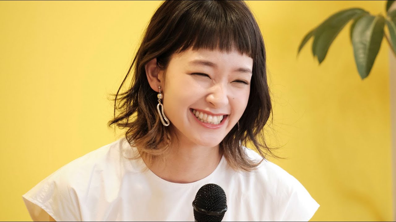 剛力彩芽、アシメ裾から美脚ちらり 爽やか白ワンピに厚底ブーツ、“オン眉”ヘア、アクセで個性的に