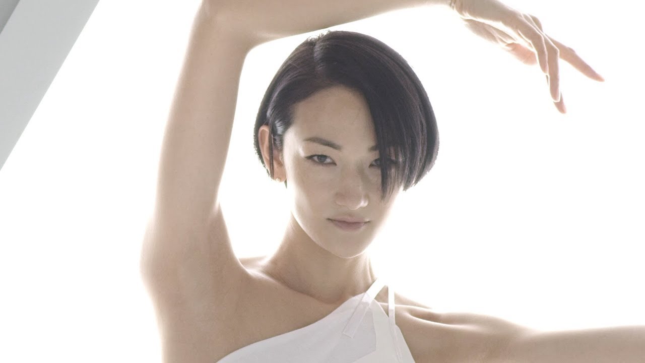 冨永愛、抜群のボディライン&美背中を披露 輝き続けるために大切なことを語る 『ザ・ギンザ(THE GINZA)』CM&メイキング