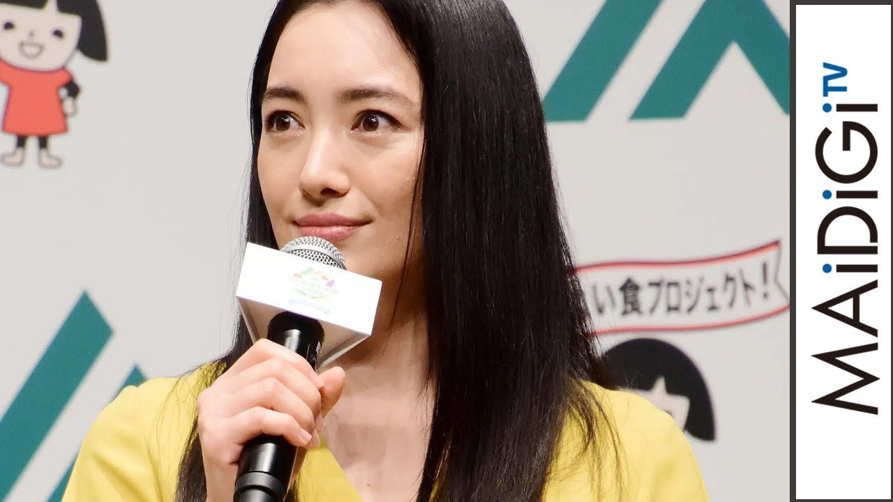 仲間由紀恵、技ありワンピで品良く脚見せ パンプスでシンプルに