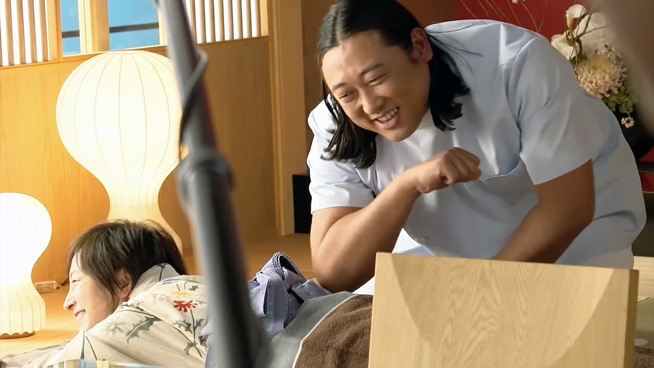 ロバート秋山、広末涼子へのマッサージシーンでは緊張!?/サントリー「のんある気分」CMメイキング