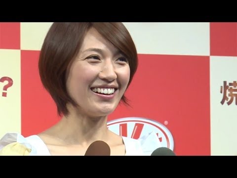 浅尾美和、男性へのサーブに戸惑い? 「焼きキットカット」イベント囲み取材