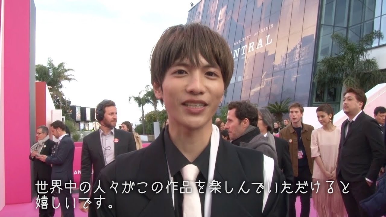 志尊淳、初めてのカンヌ ピンクカーペットを体験 英語でコメントも 『カンヌ国際シリーズフェスティバル』ピンクカーペット