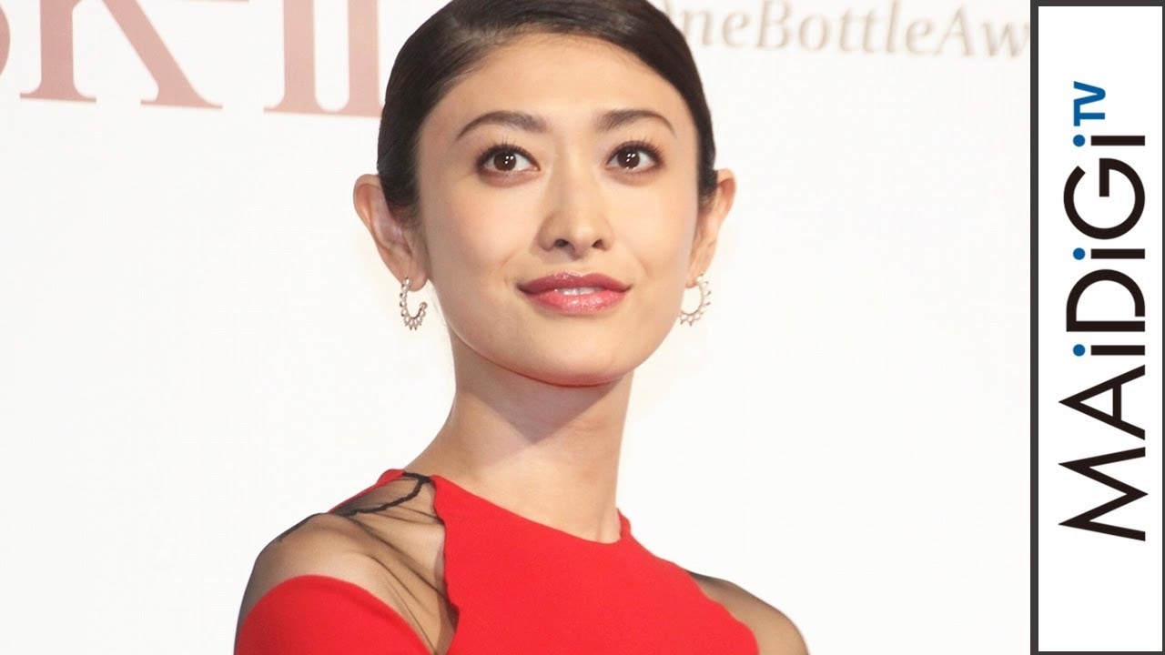 山田優、真っ赤なロングドレス抜群のスタイル “肩開き”&タイトシルエット