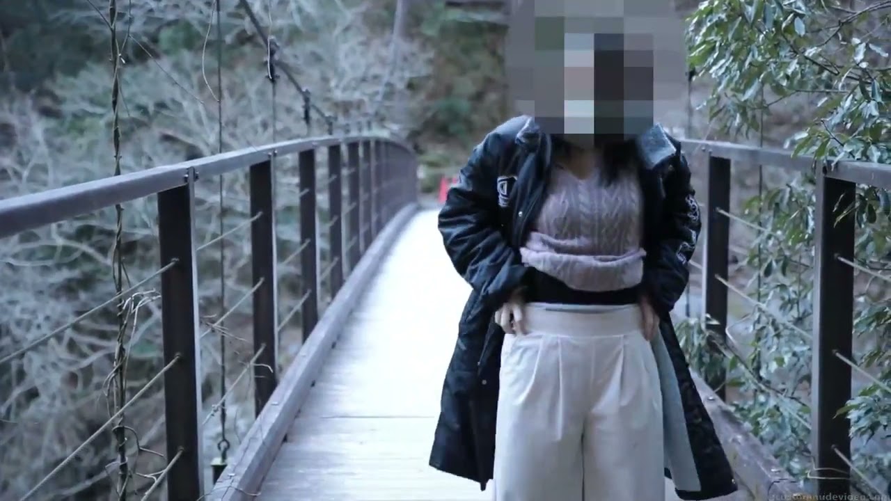 吊り橋の上で下着とブラジャーの撮影