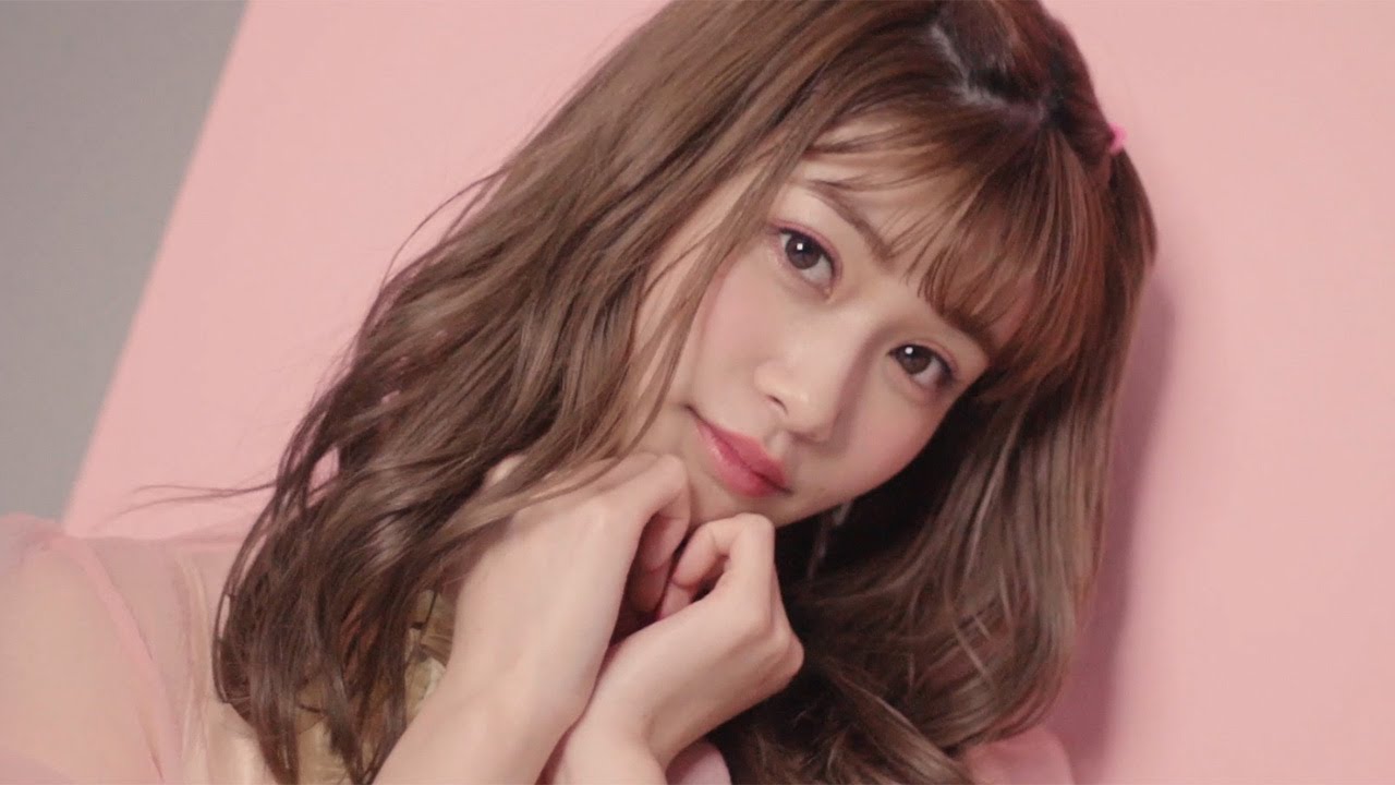 めるる、ピンクメークであざとくキュートに ナチュラル、クール、大人ムードも… 5本の動画公開