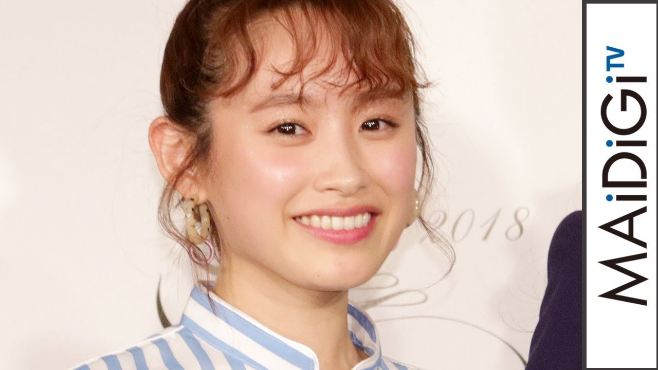 高橋愛、きれいめシャツ×個性派スカート 白スニーカーで絶妙バランス 「第1回スニーカーベストドレッサー賞」授賞式会見1