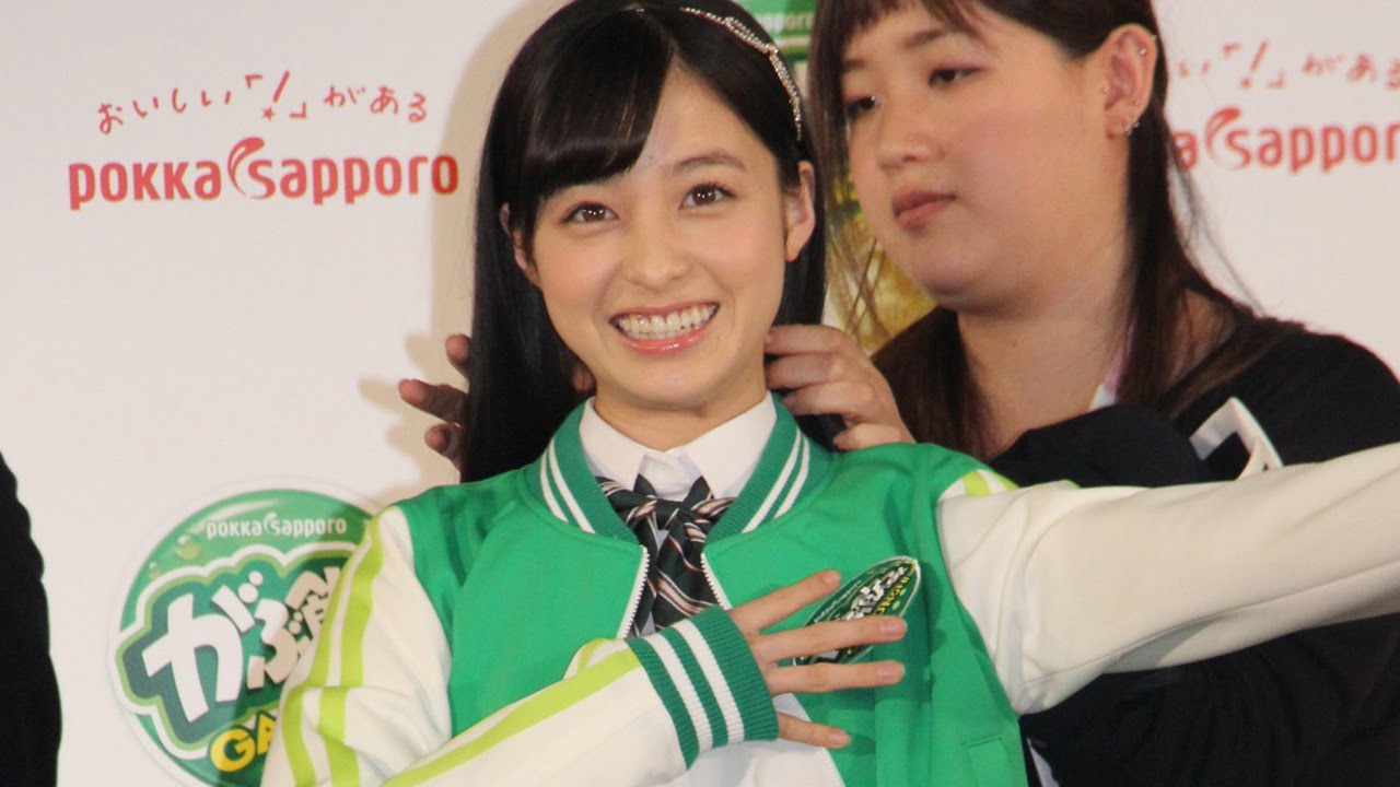 橋本環奈、制服から特製ジャージーに! 「がぶ飲み」マネージャー就任イベント1