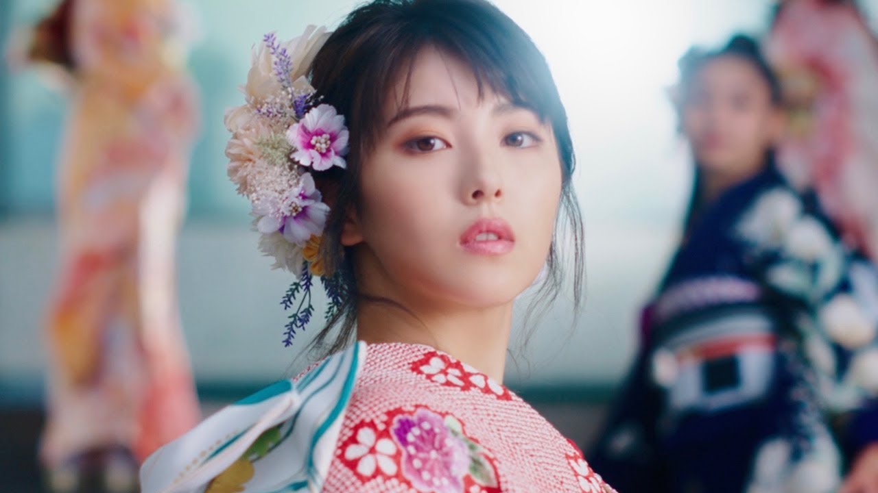 浜辺美波、私服姿から一変 振り袖姿で大人っぽい表情 京都きもの友禅新CM「あなただけの、ハタチが見つかる。」編