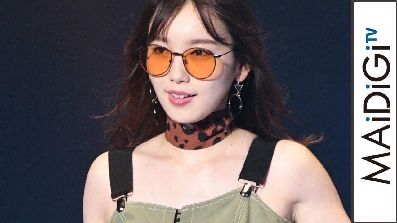 飯豊まりえ、モードなキャミワンピで美デコルテ見せ 「TGC2019A/W」