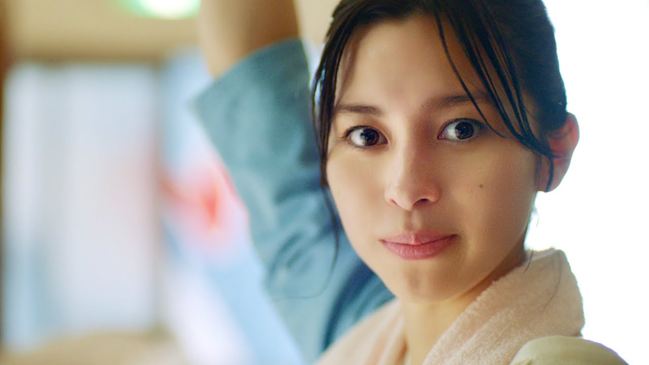 中条あやみ、銭湯でスッキリ湯上がり!少年マンガにハマる。兄・竹内涼真の影響で/銭湯のマッサージチェアでマンガ/コミックシーモアCM+メイキング+インタビュー