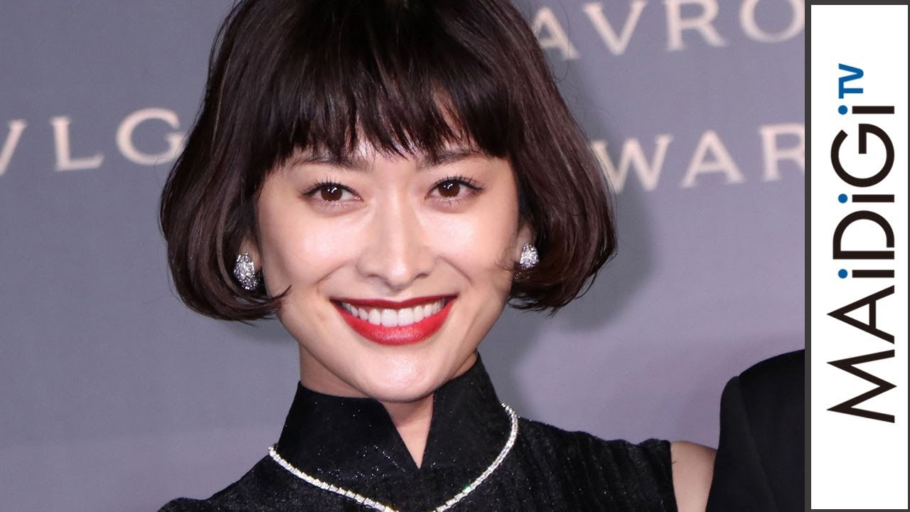 山田優、ノースリーブ&ハイネックドレス 深スリットで美脚披露 「BVLGARI AVRORA AWARDS 2018」
