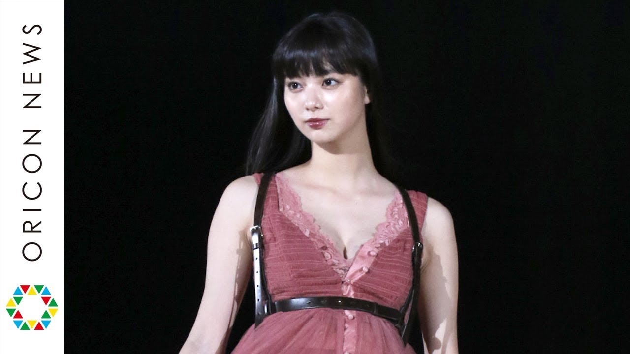 【TGC2017AW】新川優愛、胸元強調のセクシー衣装で視線クギつけ