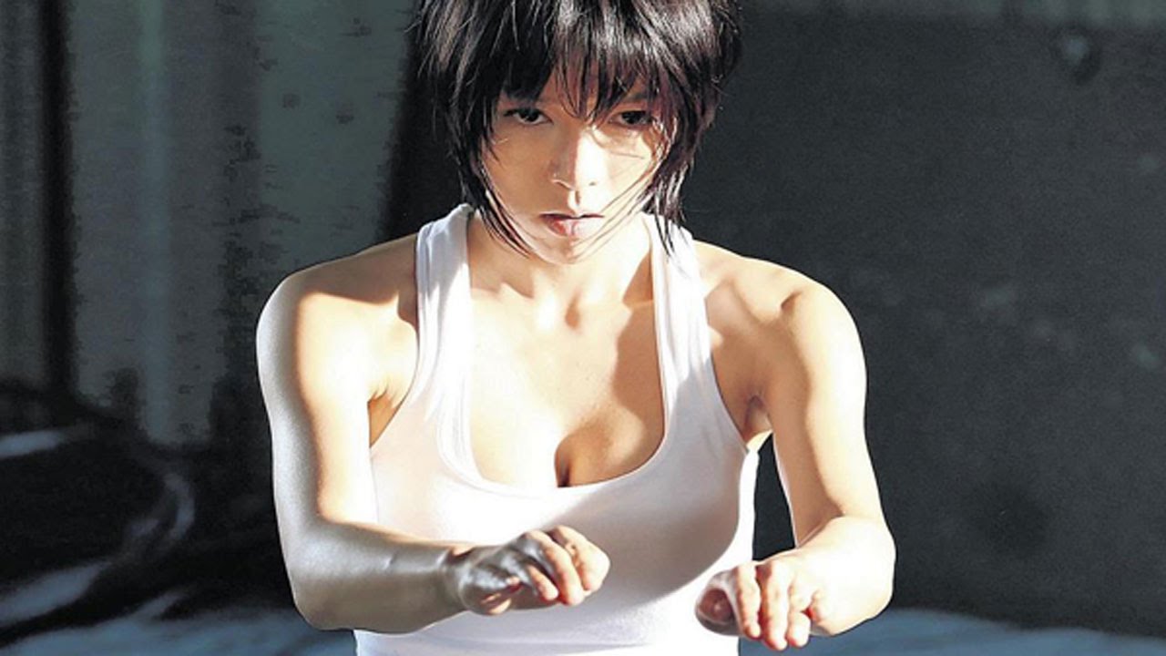 【画像】釈由美子タンクトップ姿公開 女暗殺者役でスゴいおっぱい