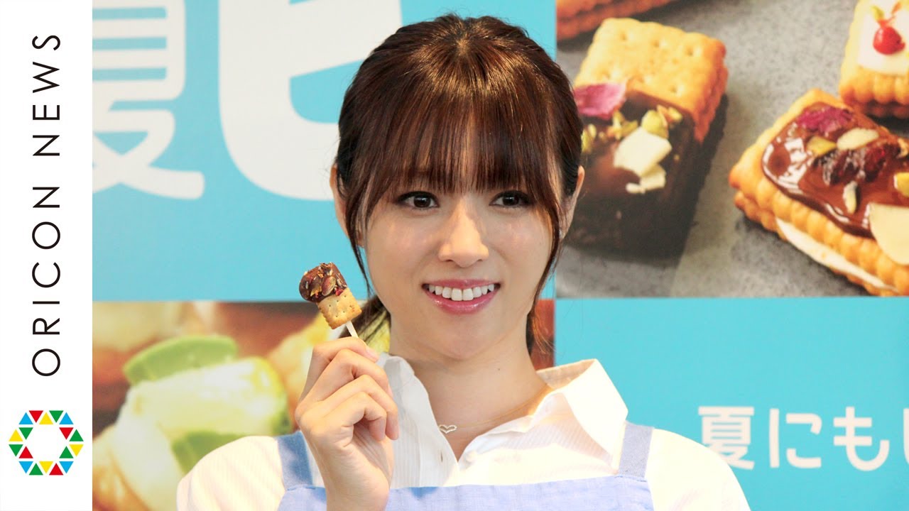 深田恭子、美脚全開の白ワンピ&かわいすぎるカフェ店員姿披露 江崎グリコ『夏にもビスコ!』PR発表会