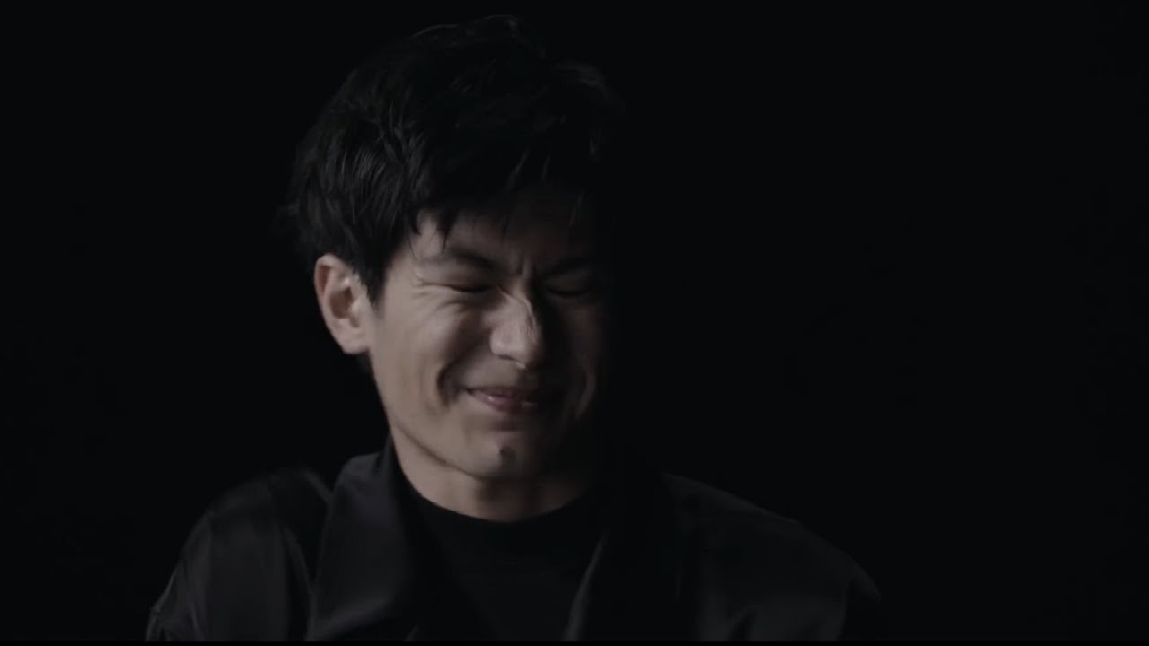 三浦春馬さんの不思議な表情【未公開動画】涙がこぼれます。なにか異状が気になるのか、