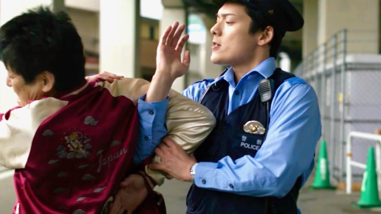 崎山つばさ、警官姿で華麗なる逮捕術披露/映画『クロガラス0』メイキング映像
