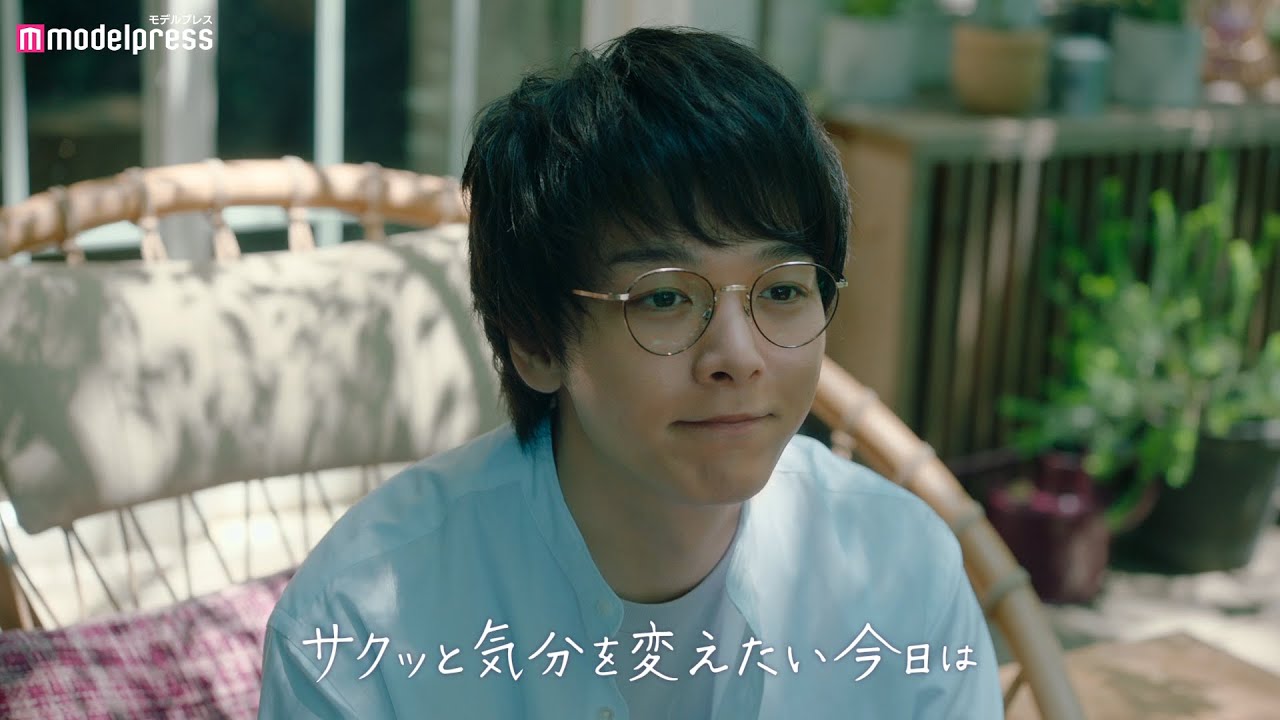 中村倫也、オフ感全開のメガネ×白シャツ姿 テラスで気分転換「#ルマンド男子」シリーズ新WEB CM&メイキング