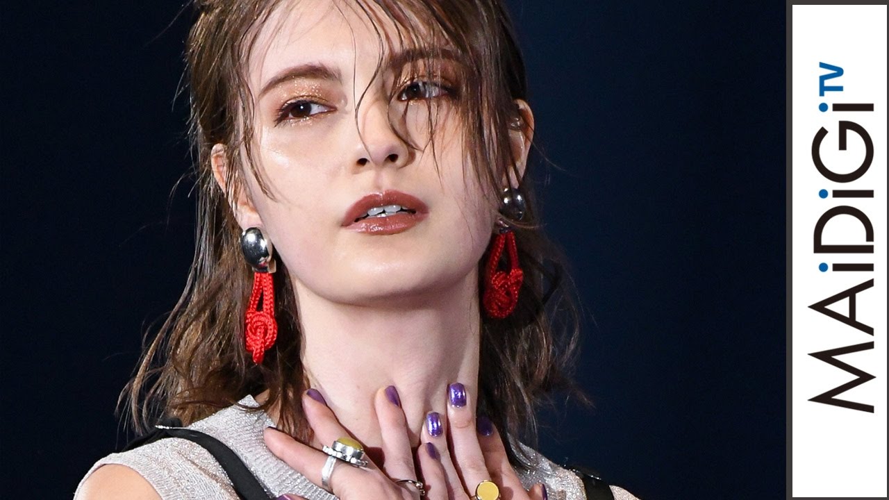 マギー、オレンジパンツでヘソ出しコーデ 「MURUA」ステージ 「TGC2017S/S」