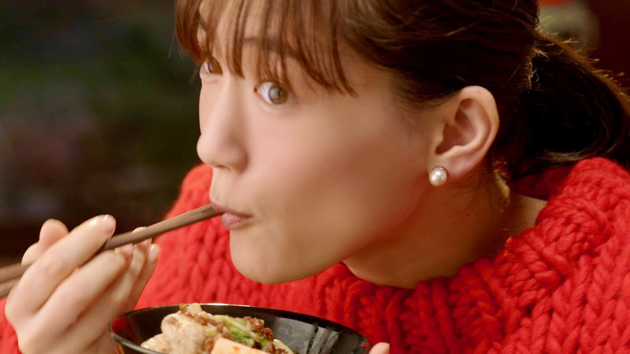 綾瀬はるか、元気に即ウマもぐもぐショット!具〜♪とオリジナルソングも披露/キッコーマン「具鍋」CM+メイキング+インタビュー