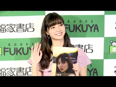 新川優愛、撮影中に考え事?「夜ご飯は何かな」