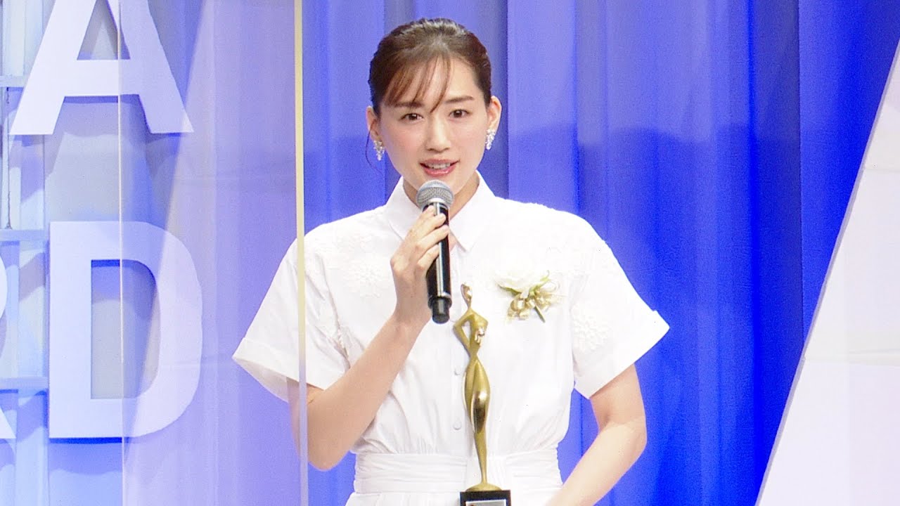 綾瀬はるか、コロナ感染から復帰後初公の場 『天国と地獄』主演女優賞を受賞 高橋一生との入れ替わりは「難しい役どころでした」 『東京ドラマアウォード2021』授賞式