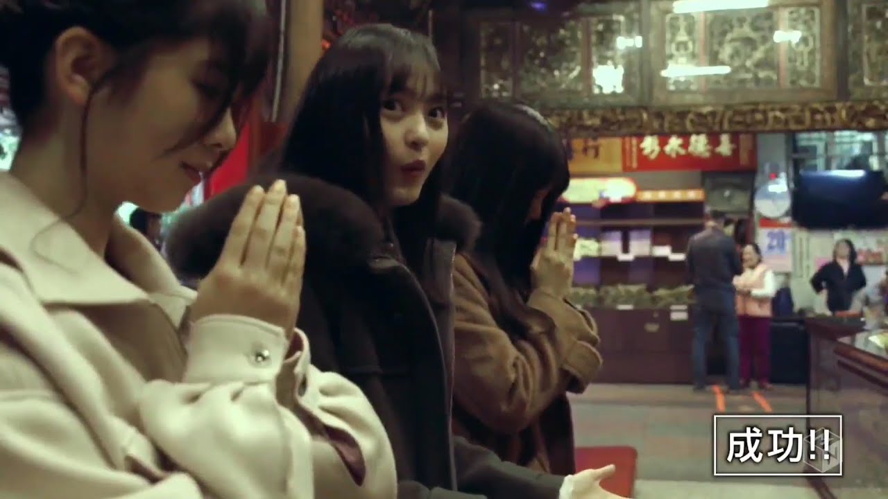 初めて海外でお祈りをしている 遠藤さくら 賀喜遥香 筒井あやめ【乃木坂46】