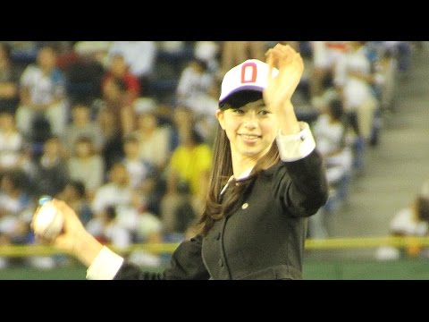 中条あやみ、制服姿でノーバン暴投始球式 女子高生達も卒倒 「劇場版 零~ゼロ~」呪いの魔球始球式