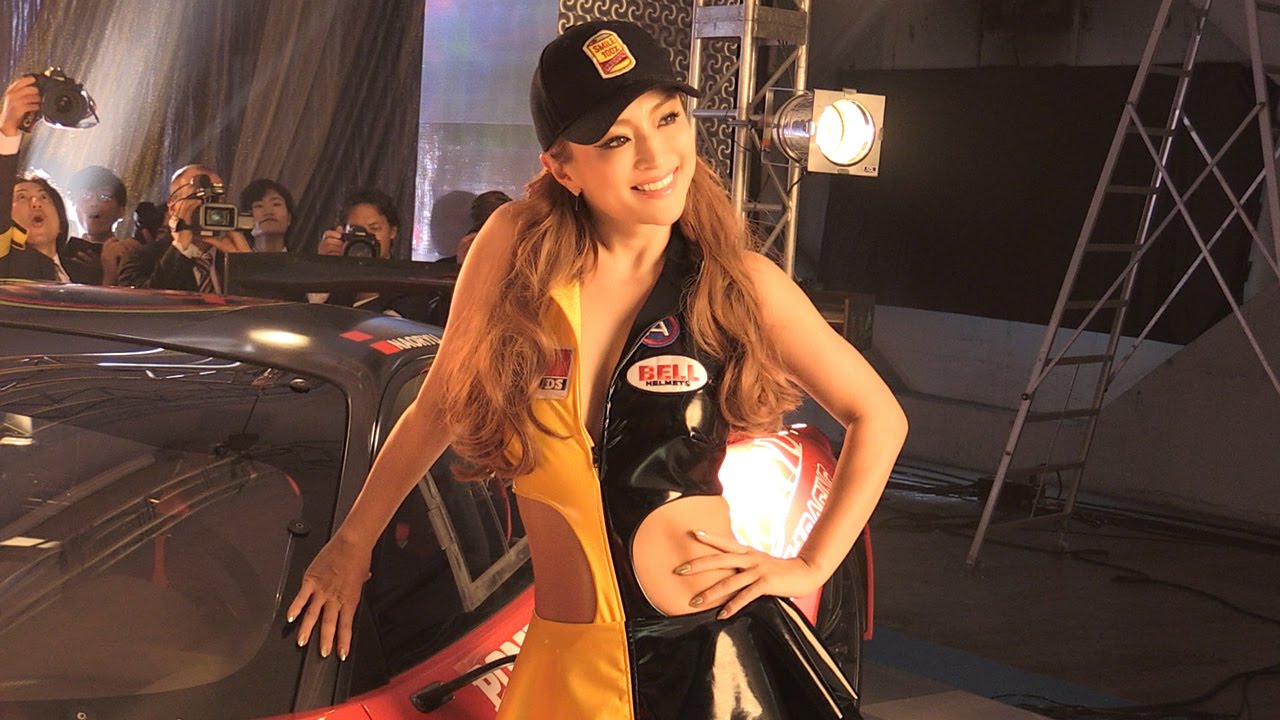 浜崎あゆみ、セクシーレースクイーン姿で“美ボディー”披露 「CLASH OF QUEENS」新CM