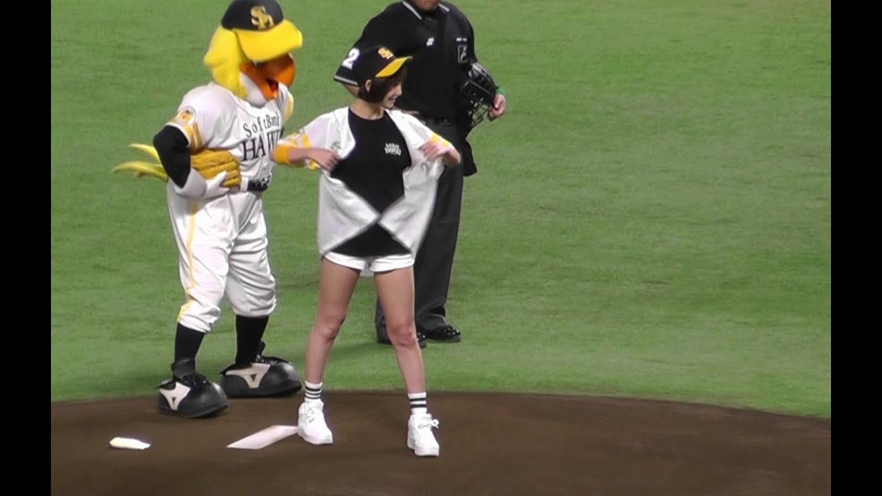 篠田麻里子 始球式!福岡ヤフオクドーム 2015.3.27