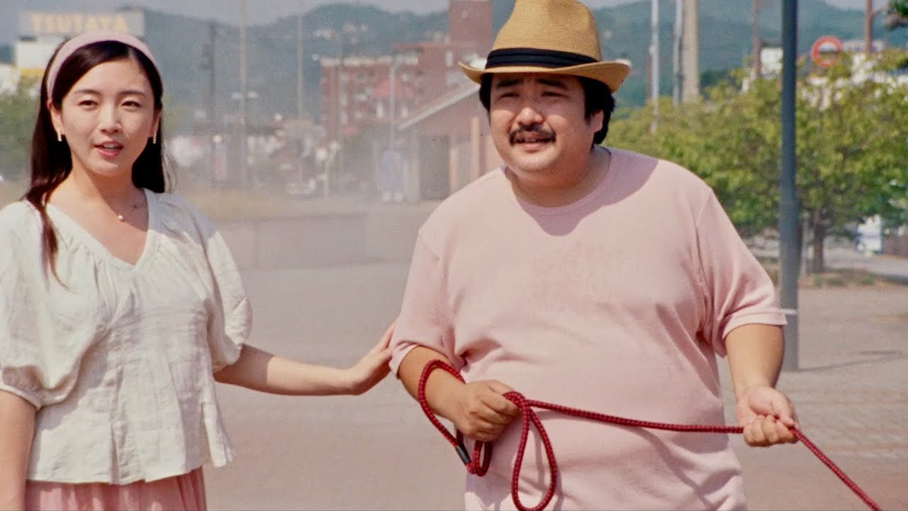 空気階段・鈴木もぐら、ヤギ同伴で水川かたまりの“競輪デート”をかき乱す!?ゆりやんレトリィバァが尾行!?/映画『たまの映像詩集 渚のバイセコー』本編映像