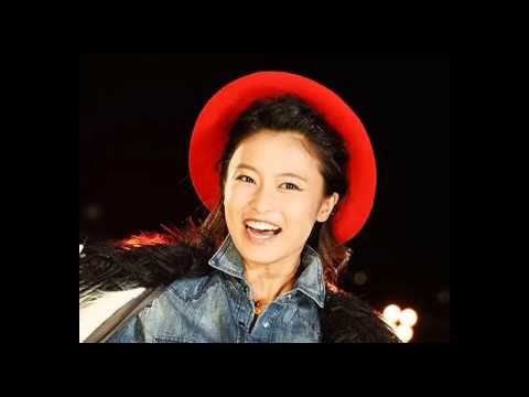 小島瑠璃子、へそ出しスタイルで美くびれ披露