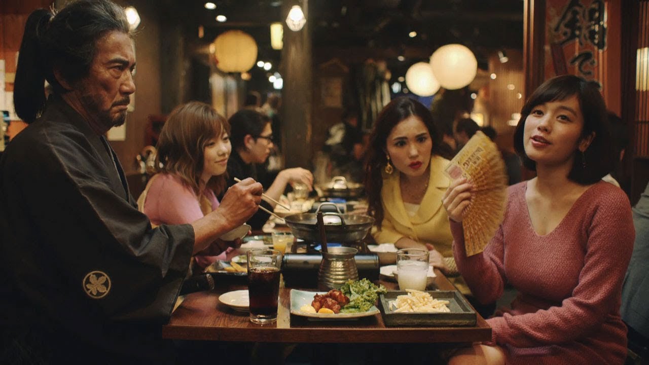 島崎遥香&筧美和子&平野ノラ、“侍”役所広司と忘年会 新TV-CM『年末ジャンボ宝くじ「侍・忘年会」篇