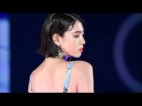 三吉彩花 夏のリゾートファッションでセクシーに