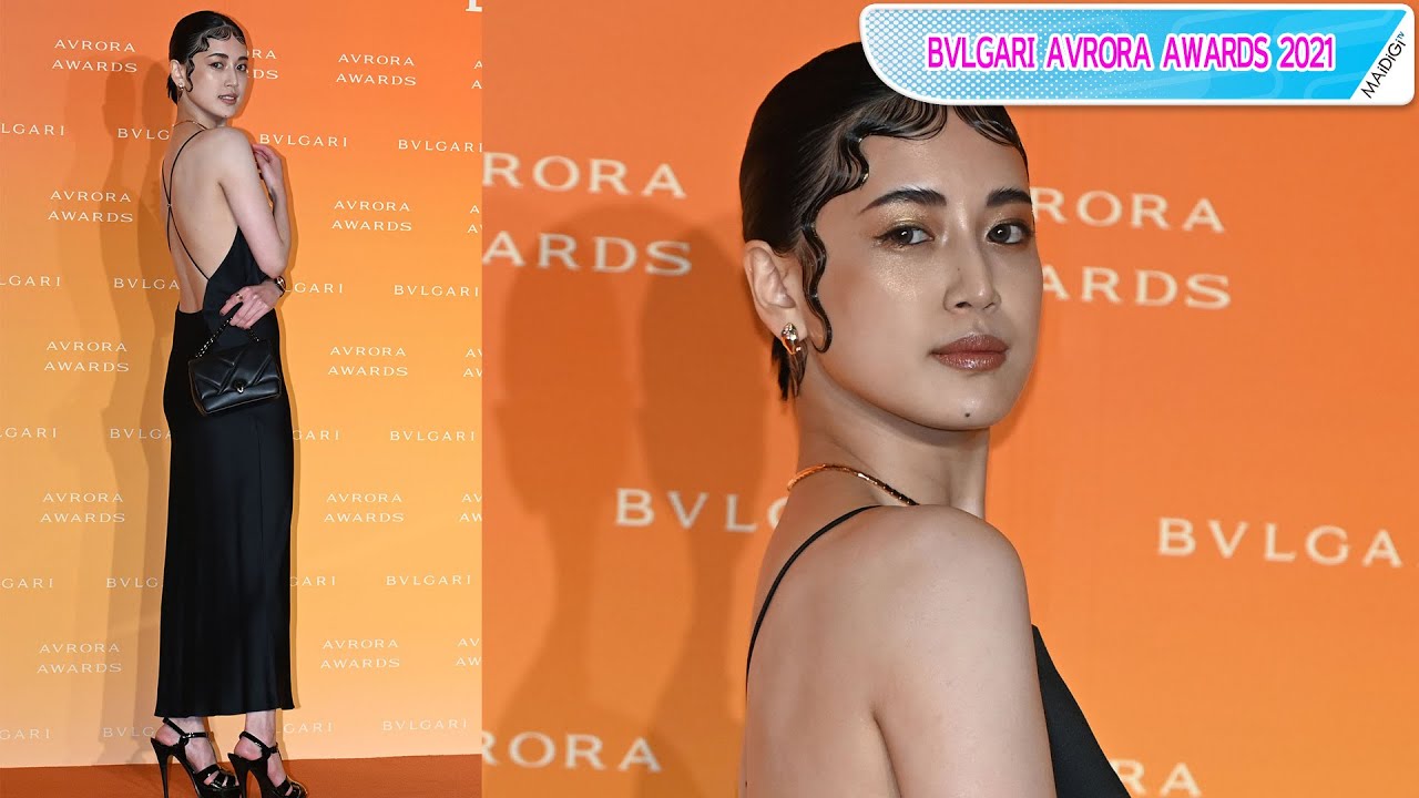 藤井夏恋、大胆ドレスで美背中見せ シンプルコーデをウエーブヘアで個性的に