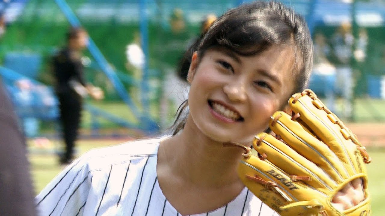 【小島瑠璃子】こじるりの美脚 ハタチの始球式は暴投!?