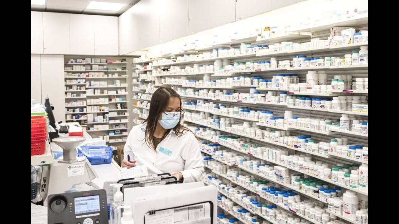 英国のイングランドでは新型コロナウイルス検査で陽性結果が出た人について、22日から隔離期間を7日間に短縮する。オミクロン株感染が急増する中で、英政府は働き手不足に対応しようとしている。