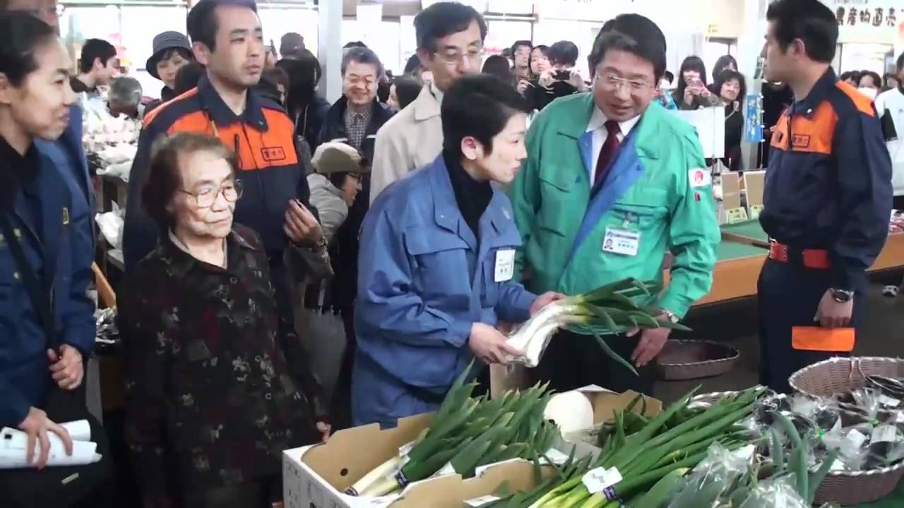 2011年4月9日 蓮舫・食品安全担当相が福島市の直売所を視察