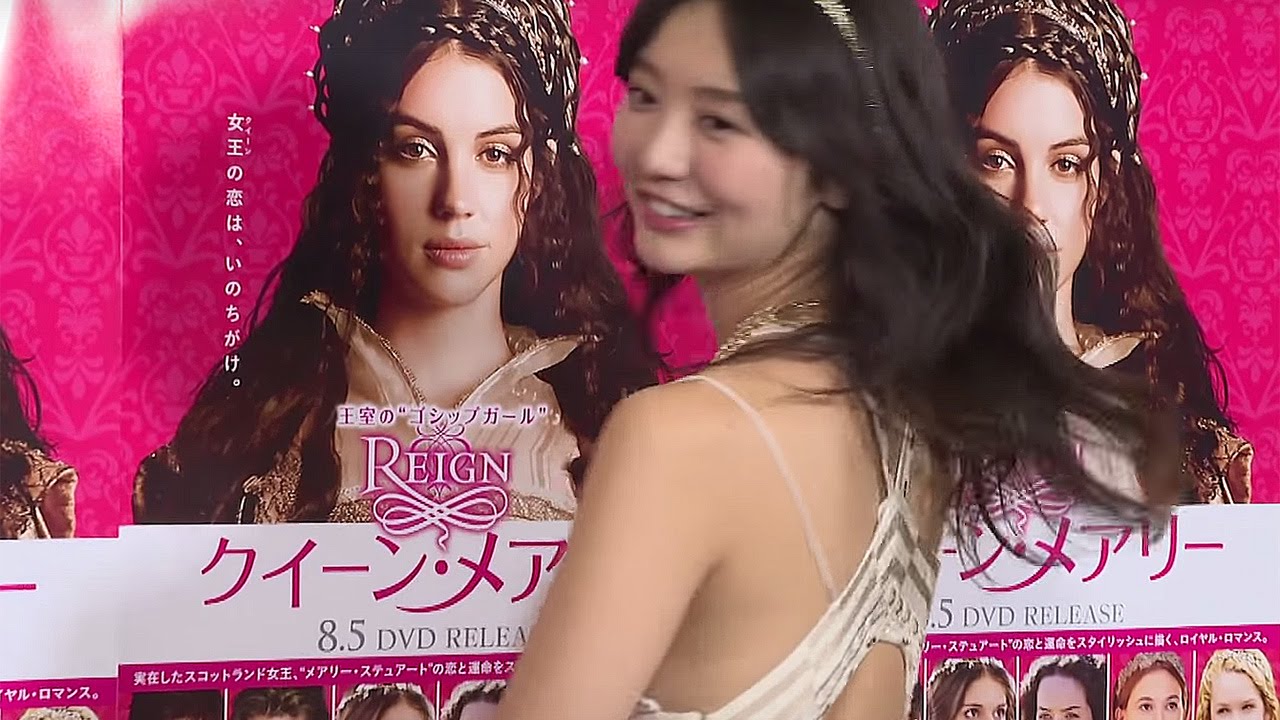 おのののか、セクシー衣装の“背中”を披露!ビール売り子時代の収入も明かす DVD「REIGN(レイン)/クイーン・メアリー」イベント会見2