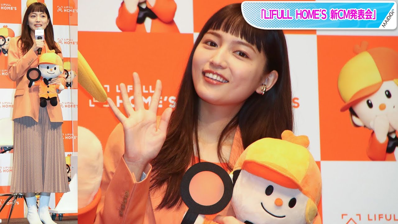 川口春奈、ジャケット×プリーツスカートできれいめコーデ 白ブーツで爽やかさも