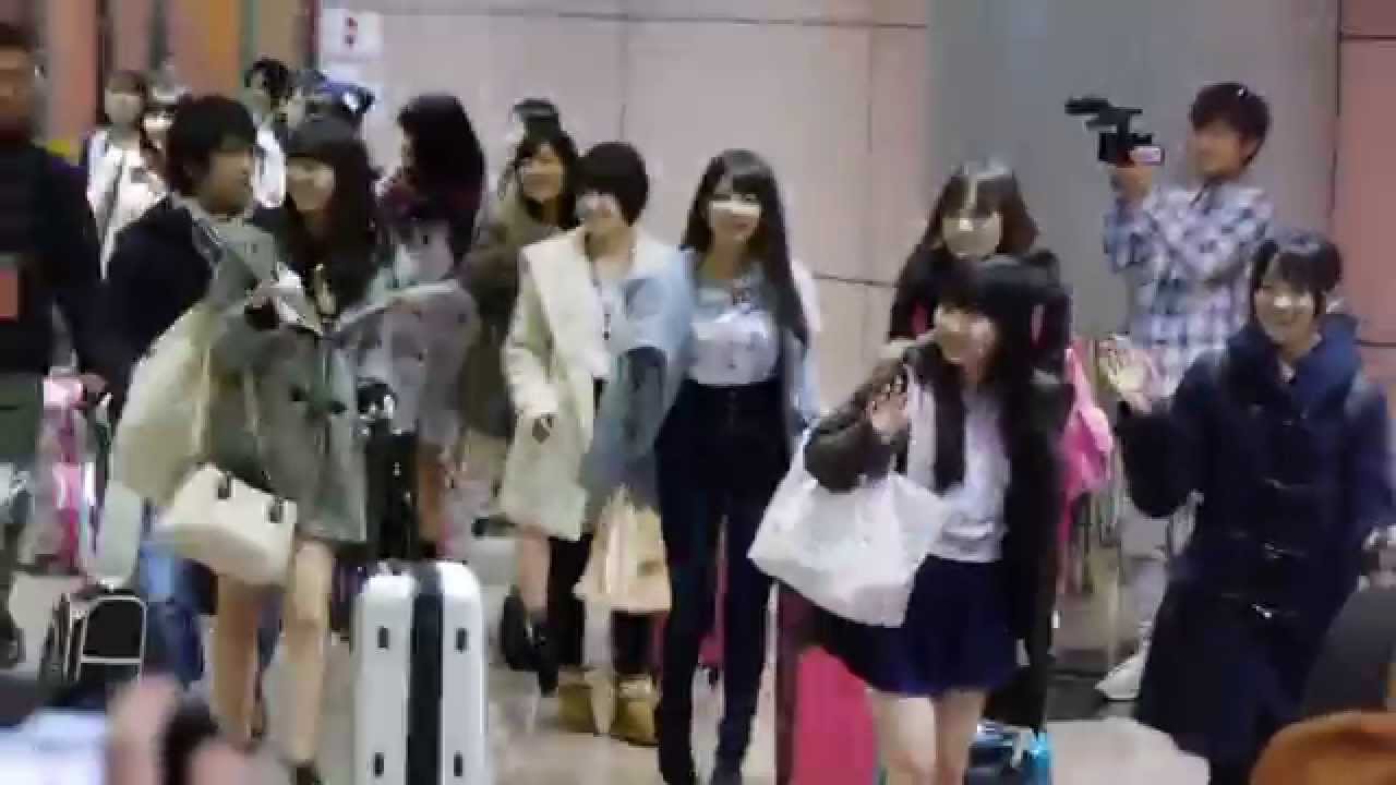 HKT48的43名成員矢吹奈子、田中美久、兒玉遥、田島芽瑠、朝長美桜、穴井千尋、松岡菜摘、村重杏奈、本村碧唯、森保まどか、井上由莉耶、神志那結衣、坂口理子、後藤泉、冨吉明日香、荒巻美咲….等接機