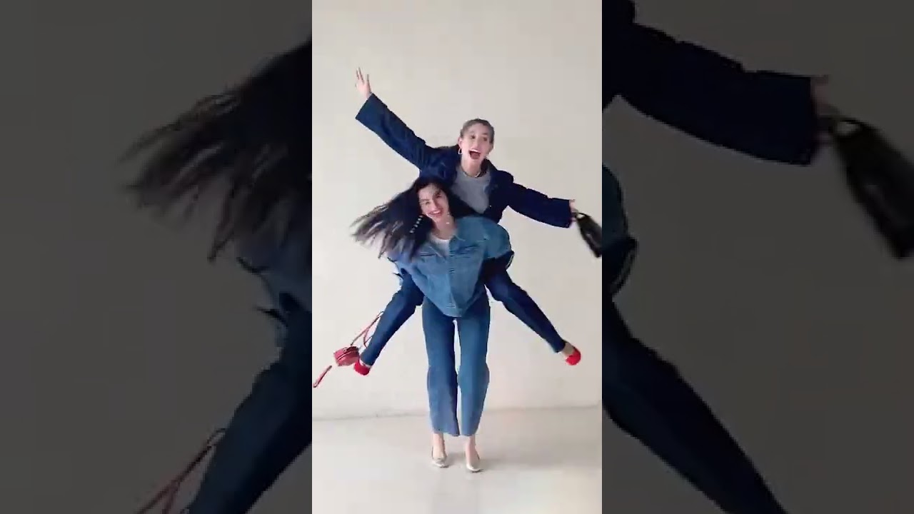 【中条あやみ&トラウデン直美】ファッション撮影中に逆立ちしちゃう、可愛いふたり♡