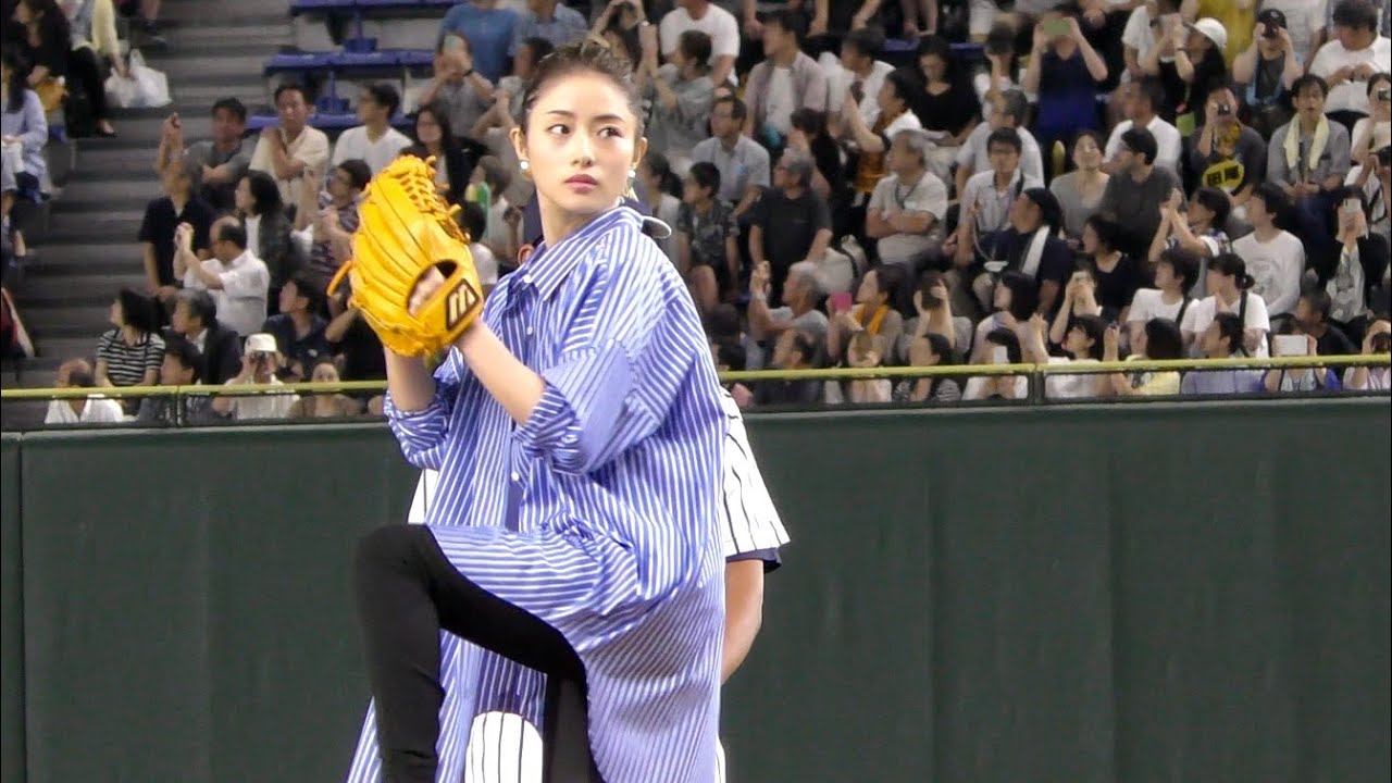 石原さとみ、始球式で岡島秀樹の“ノールック投法”再現 まさかのハグに球場どよめき サントリードリームマッチ2019