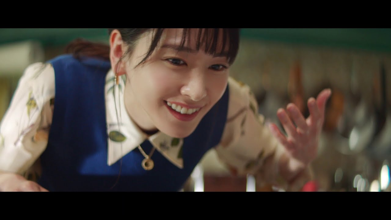 Bistro Do® TVCM 新垣結衣 making comment on Onigiri Media