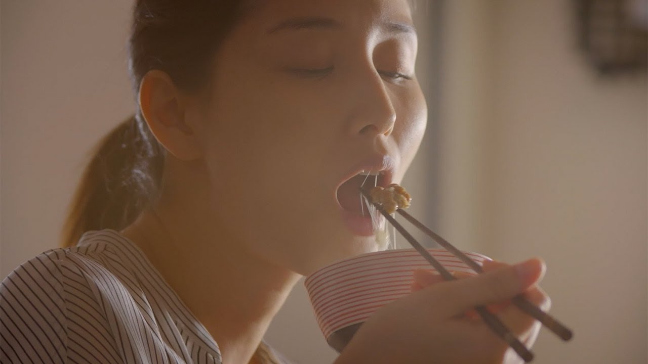 橋本マナミ、糸引く納豆をぱくり さとうほなみ&武田梨奈らも出演 映画「Sexual Drive」予告編