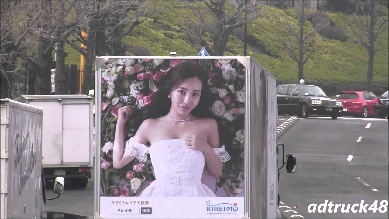 TGC会場を周回する、板野友美が描かれた「KIREIMO-キレイモ-」新車?の宣伝トラック