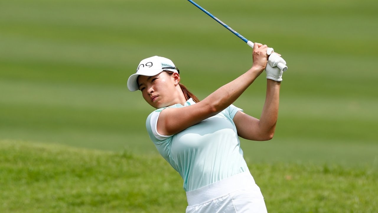 渋野日向子 ノーボギー エメラルドグリーンのポロシャツに白いスカート、 風になびく、すごい17位、初日 『ホンダLPGAタイランド』