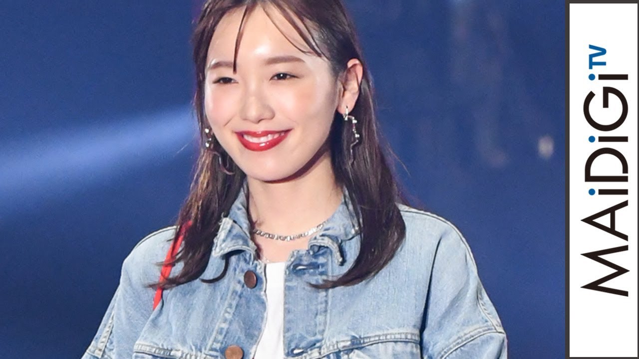 飯豊まりえ、デニムセットアップで爽やかに 麦わら帽子姿も <TGC2020 SPRING/SUMMER>