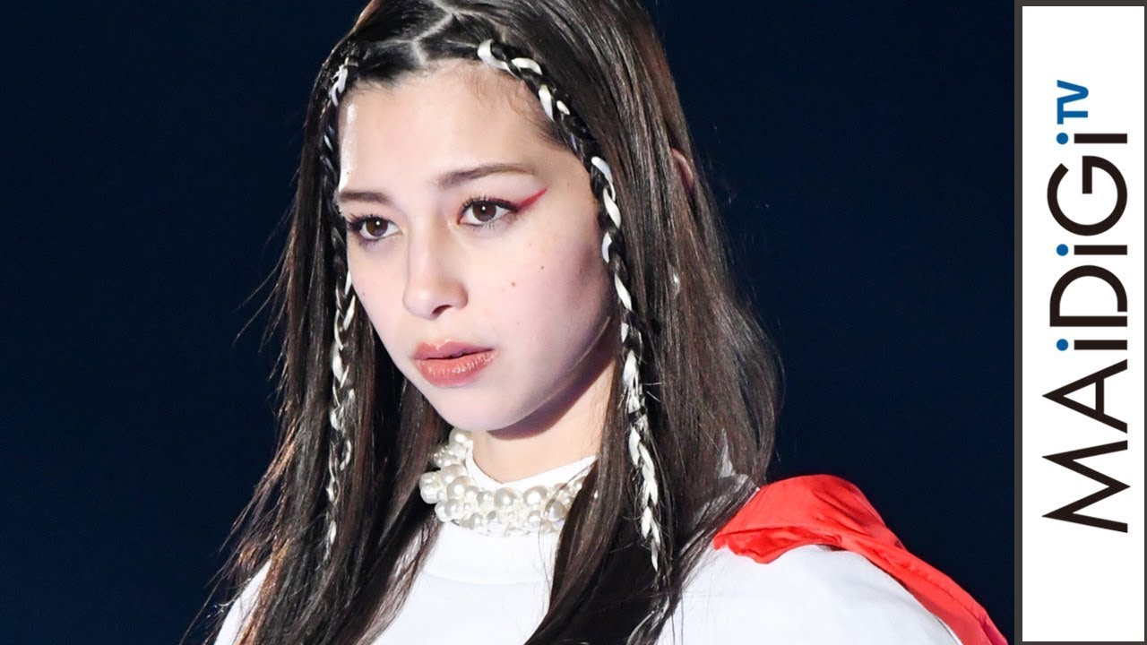 中条あやみ、無観客TGCトップバッターで70年代オマージュ、個性派ホワイトコーデ、カラフルロングドレスも <TGC2020 SPRING/SUMMER>