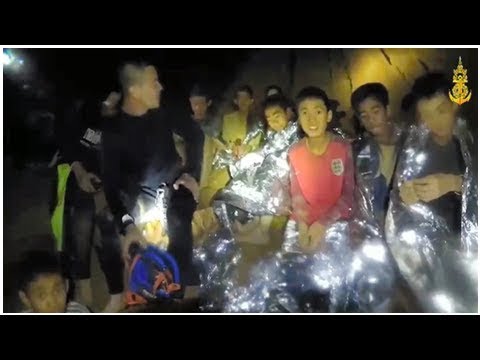 タイの洞窟から4人の男の子を救出する