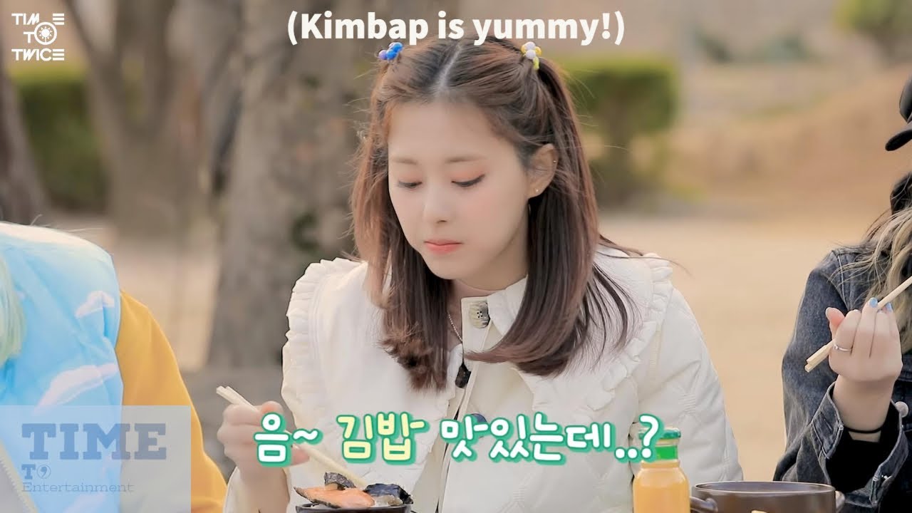 【TWICE】Tzuyu Queen's Feast Mukbang / sharing food with Members (ENG SUB)